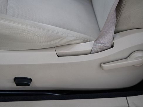 Used 2011 Chrysler 200 Touring FWD image 16