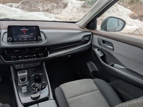 Used 2022 Nissan Rogue SV image 11