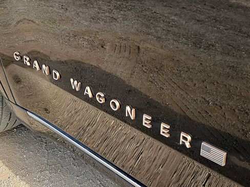 Used 2023 Jeep Grand Wagoneer Series III AWD/4WD image 11