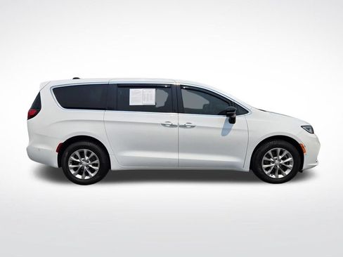 Used 2025 Chrysler Pacifica Select AWD/4WD image 2