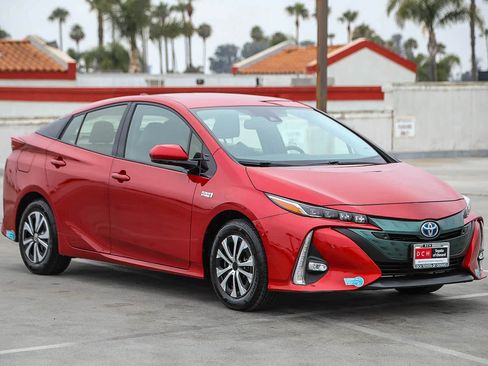 Certified 2017 Toyota Prius Prime Advanced w/ Carpet Mat Package FWD image 4