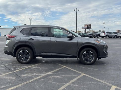 Used 2024 Nissan Rogue SV image 2