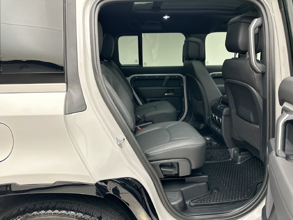 Used 2026 Land Rover Defender 130 X-Dynamic SE AWD/4WD image 19