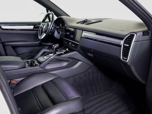 Certified 2023 Porsche Cayenne Platinum Edition image 7