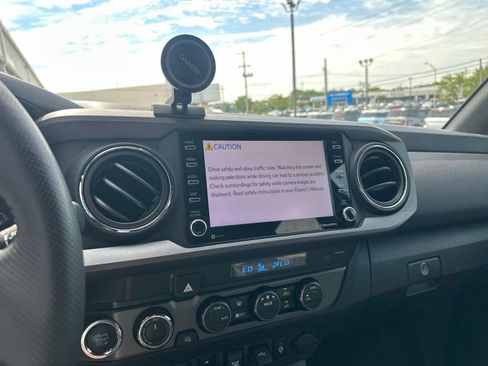 Used 2021 Toyota Tacoma TRD Off-Road w/ Technology Package AWD/4WD image 10