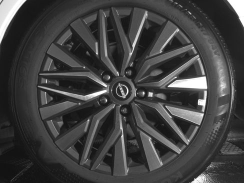 Used 2025 Nissan Altima 2.5 SV FWD image 14