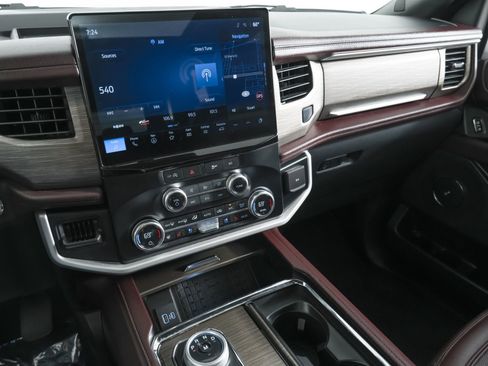 Used 2024 Ford Expedition Limited image 26