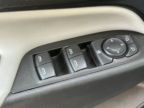 Used 2018 Chevrolet Equinox LS FWD image 12