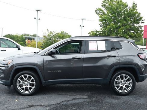 Used 2022 Jeep Compass Latitude w/ Sun and Sound Group AWD/4WD image 9