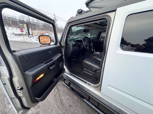 Used 2005 HUMMER H2 SUT w/ Preferred Equipment Group image 9