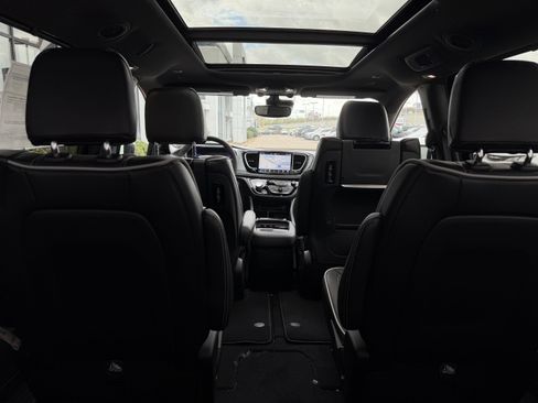 New 2026 Chrysler Pacifica Limited image 15
