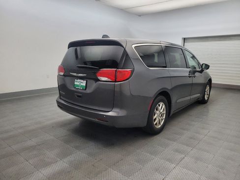 Used 2022 Chrysler Voyager LX FWD image 9