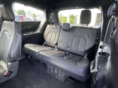 Used 2018 Chrysler Pacifica Touring-L Plus w/ Advanced Safetytec Group FWD image 11
