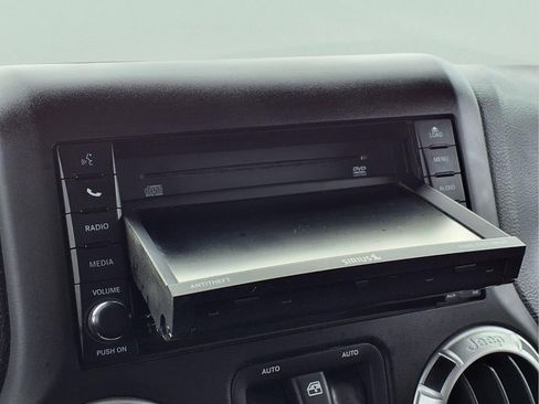 Used 2015 Jeep Wrangler Unlimited Rubicon w/ Connectivity Group image 8