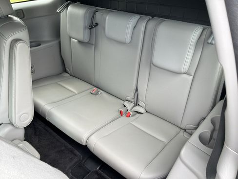 Used 2015 Toyota Highlander XLE FWD image 32