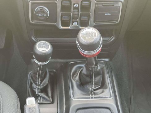 Used 2022 Jeep Gladiator Overland w/ Cold Weather Group AWD/4WD image 28