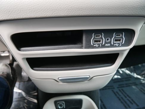 Used 2024 Chrysler Pacifica Touring-L image 30