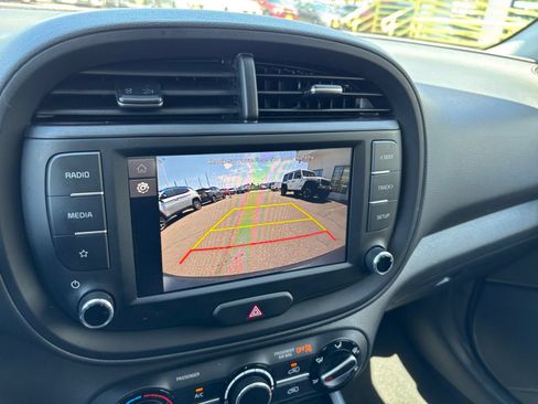 Used 2025 Kia Soul LX w/ LX Technology Package FWD image 18