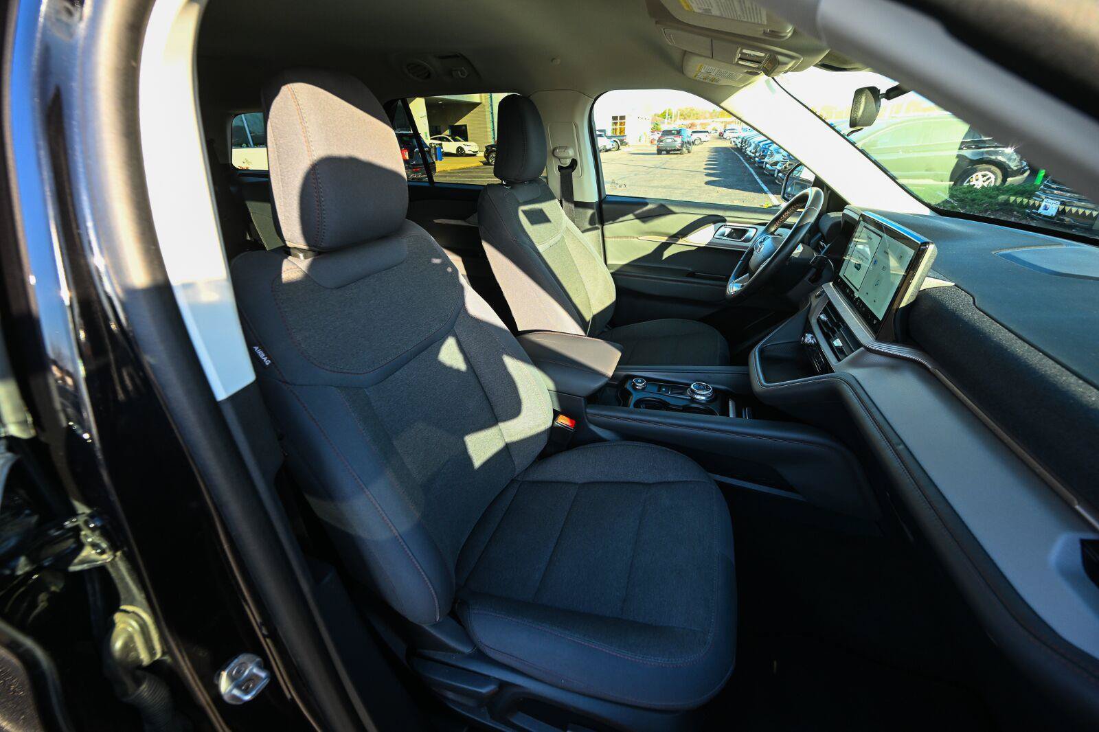Used 2025 Ford Explorer Active AWD/4WD image 27