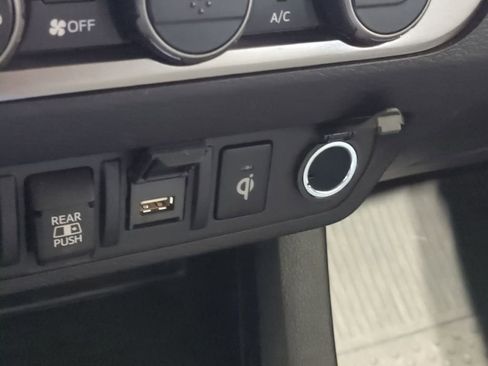 Used 2021 Toyota Tacoma Limited image 42