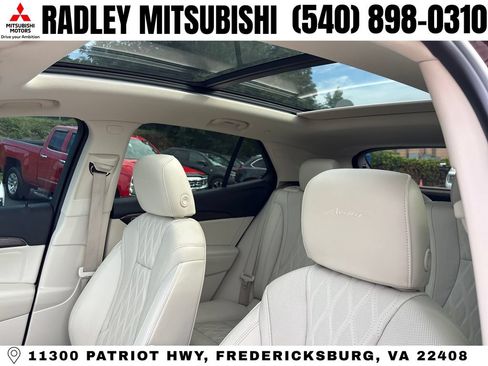 Used 2023 Buick Envision Avenir FWD image 2