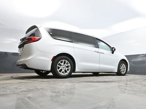 Used 2023 Chrysler Pacifica Touring-L image 52