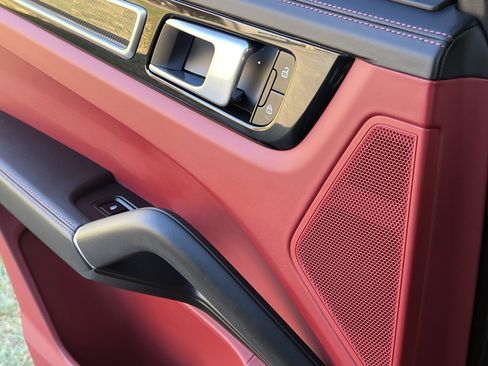 Certified 2022 Porsche Cayenne S Platinum image 30