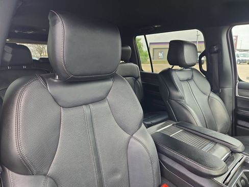 Used 2024 Jeep Wagoneer L Series II image 30