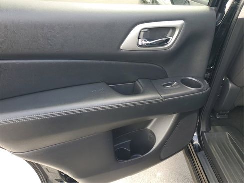 Used 2020 Nissan Pathfinder SV image 9