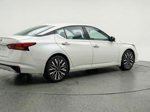 Used 2025 Nissan Altima 2.5 SV FWD image 9