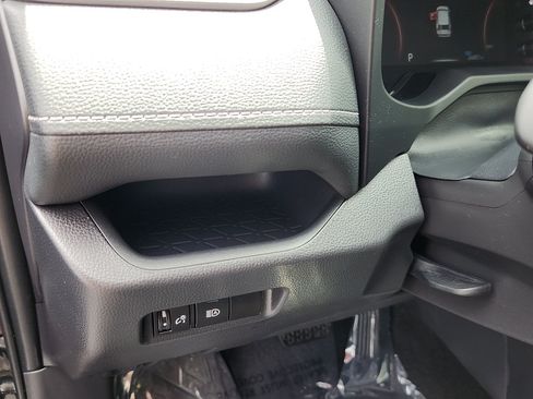 Used 2025 Toyota RAV4 XLE AWD/4WD image 12