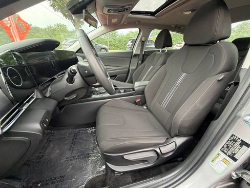 Certified 2025 Hyundai Elantra SEL FWD image 15