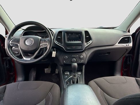 Used 2019 Jeep Cherokee Latitude w/ Cold Weather Group AWD/4WD image 3