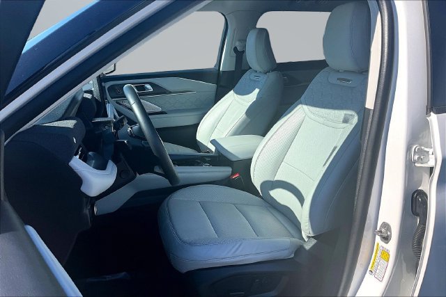 Used 2025 Ford Explorer Platinum w/ LUX Leather Package AWD/4WD image 25