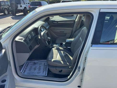 Used 2009 Chrysler 300 LX RWD image 12