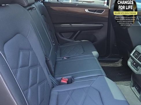Used 2024 Volkswagen Atlas SE w/ Panoramic Sunroof Package AWD/4WD image 13