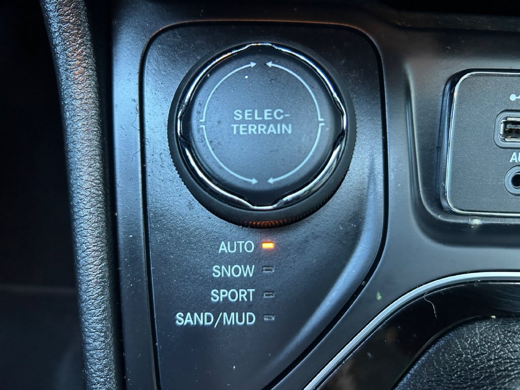 Used 2023 Jeep Cherokee Altitude Lux w/ Lux Elite Package AWD/4WD image 10
