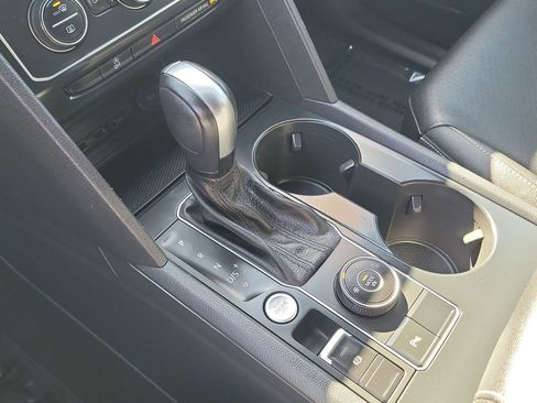 Used 2020 Volkswagen Atlas Cross Sport SE w/ Panoramic Sunroof Package image 15