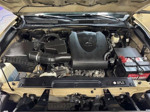 Used 2017 Toyota Tacoma TRD Sport AWD/4WD image 10