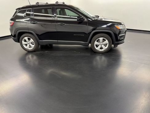 Used 2017 Jeep Compass Latitude w/ Safe & Security Group FWD image 8