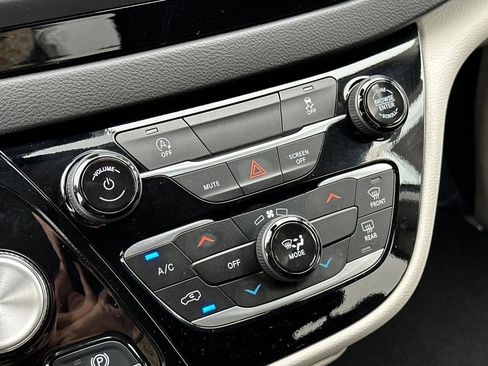 Used 2024 Chrysler Voyager LX image 22