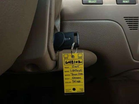 Used 2005 Lincoln Town Car Signature image 38