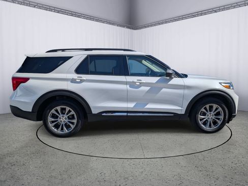 Used 2023 Ford Explorer XLT w/ Equipment Group 202A AWD/4WD image 2