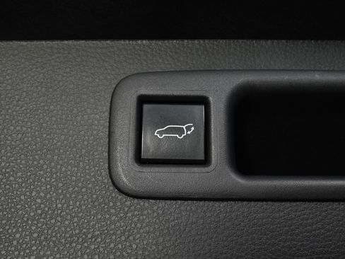 Used 2023 Toyota Highlander XLE FWD image 12