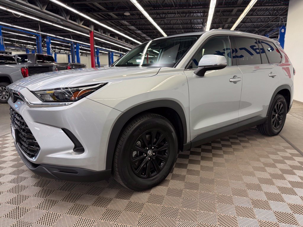 Used 2025 Toyota Grand Highlander AWD image 3