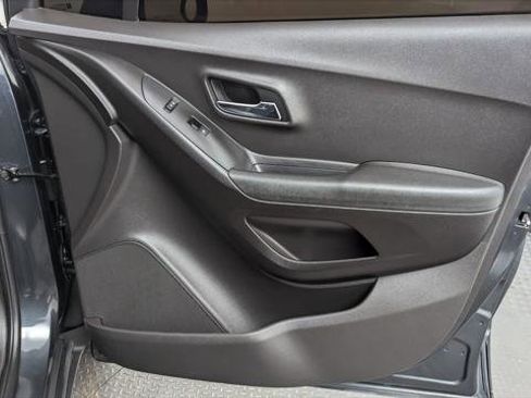 Used 2017 Chevrolet Trax LT w/ LT Convenience Package image 23