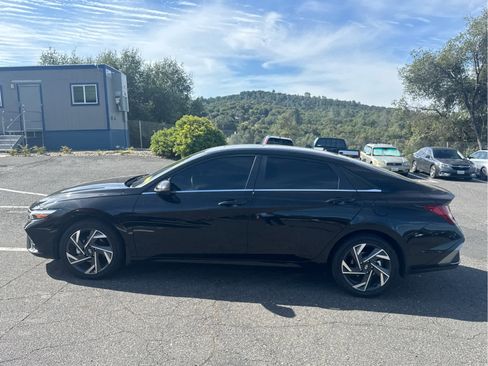 Used 2025 Hyundai Elantra Limited FWD image 8