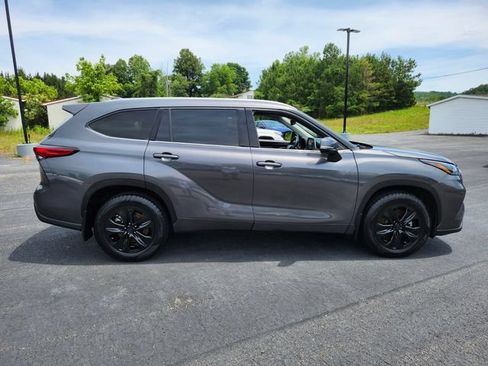 Used 2022 Toyota Highlander XLE AWD/4WD image 9