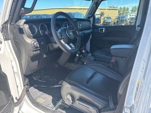 Used 2023 Jeep Wrangler Unlimited Sahara w/ Cold Weather Group AWD/4WD image 18