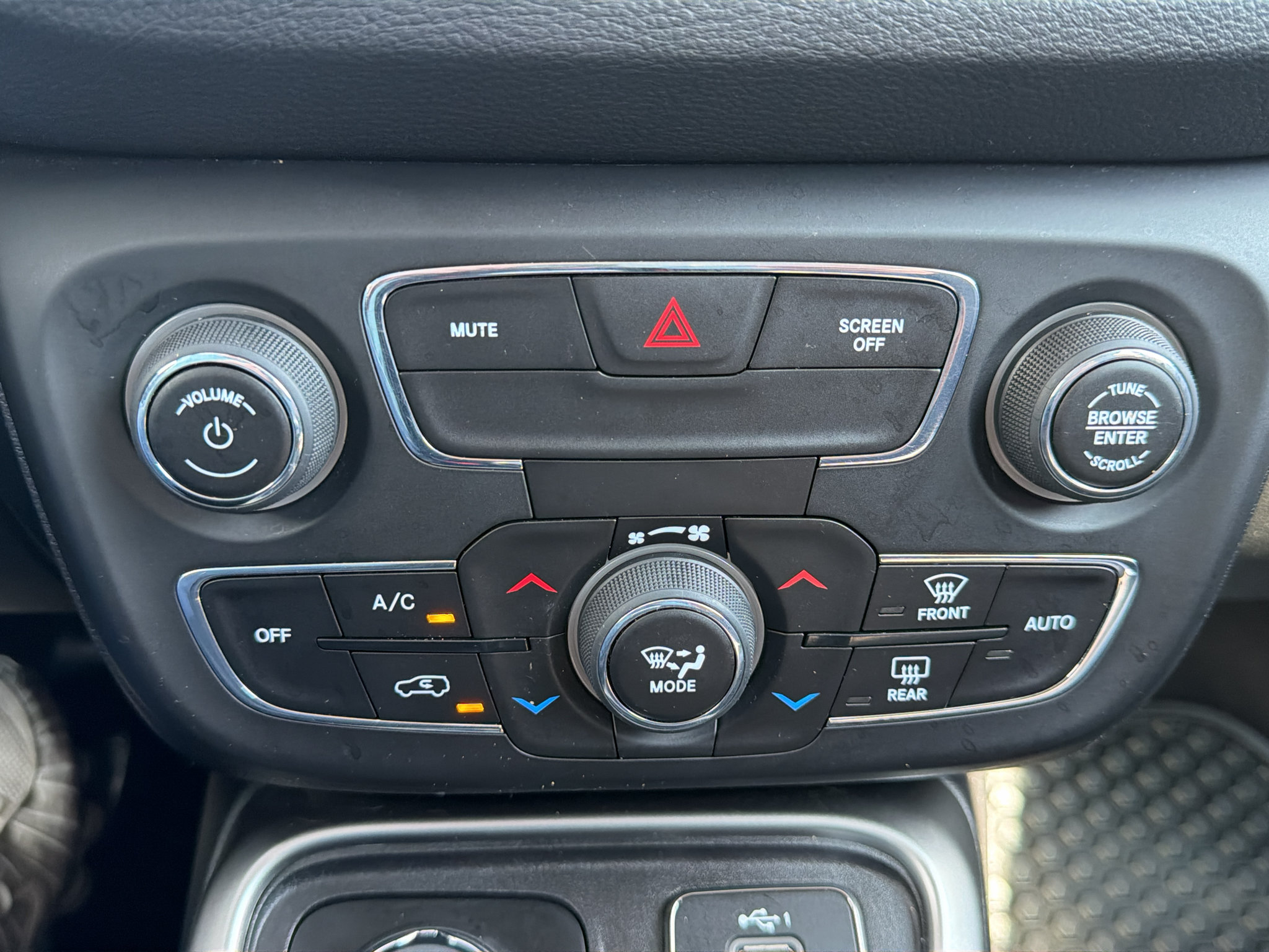 Used 2019 Jeep Compass Latitude w/ Cold Weather Group AWD/4WD image 29